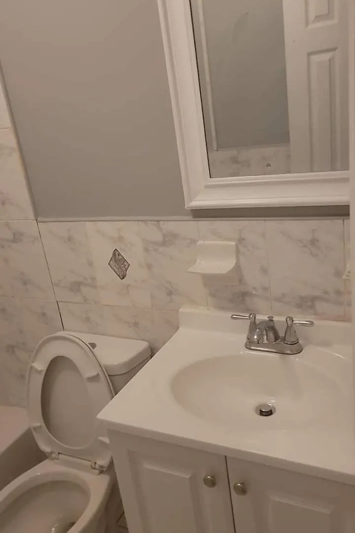 Room In A Beach House With Queen Bed In A Landlord Hosted Three Bedroom Apartment New York 0*,  USA